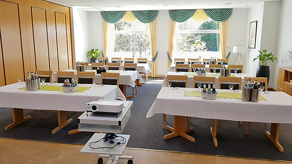 Room Hämelerwald 2, tables set up parliamentary